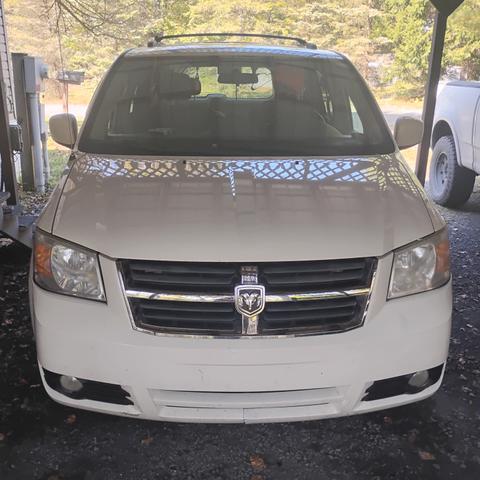 Photo of 2010 White Dodge Grand Caravan