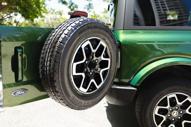 Photo of 2023 Green Ford Bronco