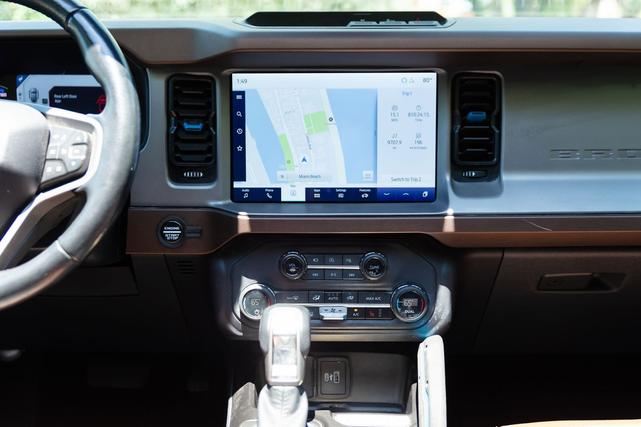 Photo of 2023 Green Ford Bronco