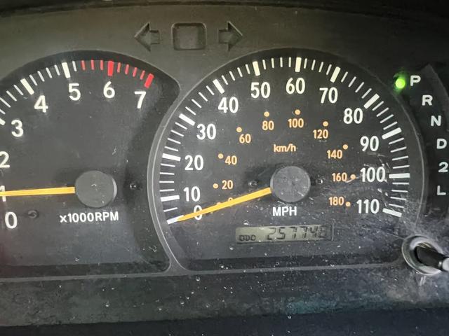 Photo of 2000 White Toyota Tundra