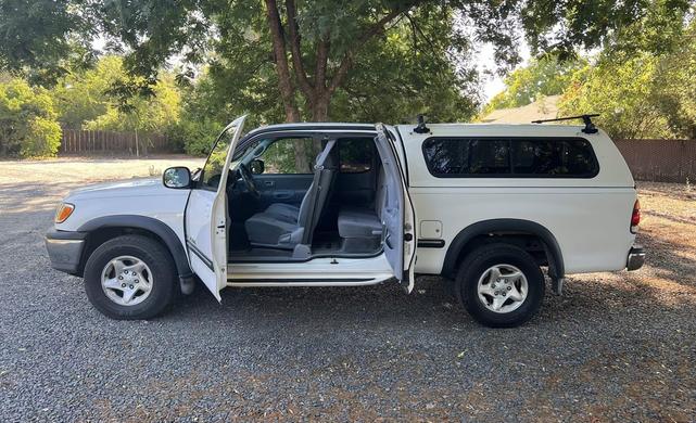 Photo of 2000 White Toyota Tundra