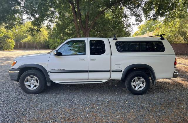 Photo of 2000 White Toyota Tundra