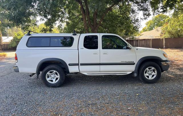 Photo of 2000 White Toyota Tundra