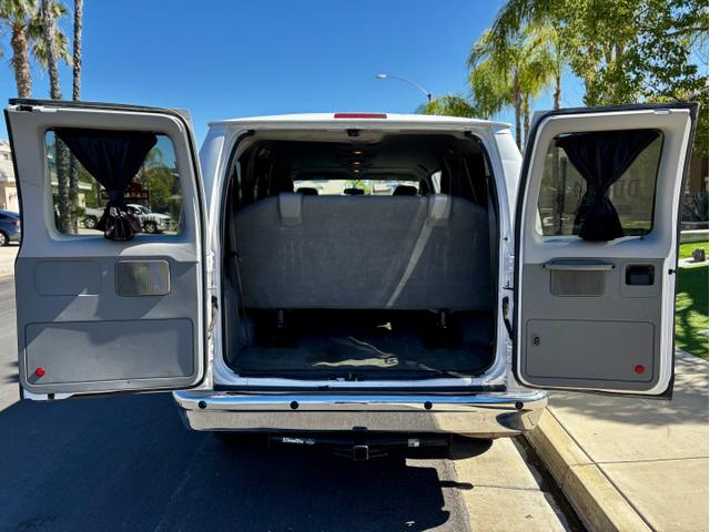 Photo of 2014 White Ford E350 Super Duty