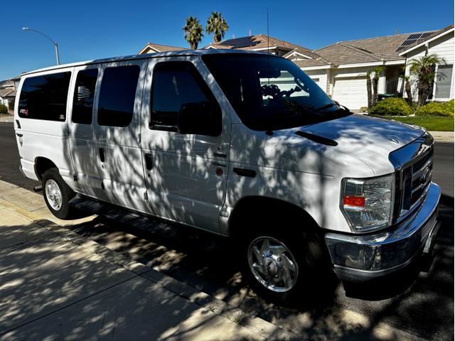 Photo of 2014 White Ford E350 Super Duty