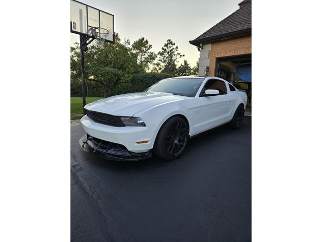 Photo of 2012 White Ford Mustang