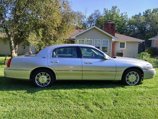 Photo of 2008 Silver Lincoln Town Car