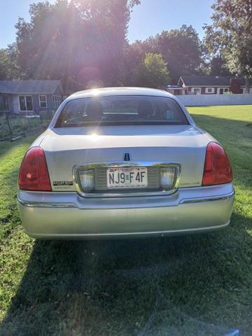 Photo of 2008 Silver Lincoln Town Car