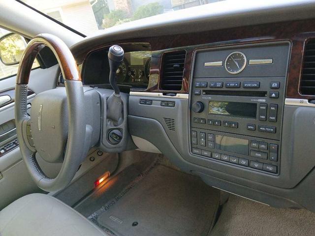 Photo of 2008 Silver Lincoln Town Car