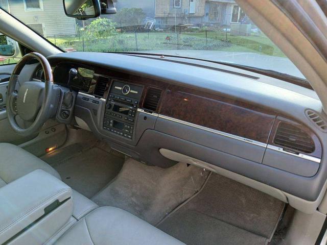 Photo of 2008 Silver Lincoln Town Car