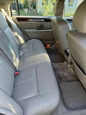 Photo of 2008 Silver Lincoln Town Car