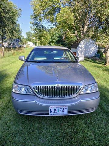 Photo of 2008 Silver Lincoln Town Car