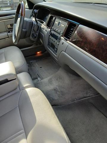 Photo of 2008 Silver Lincoln Town Car