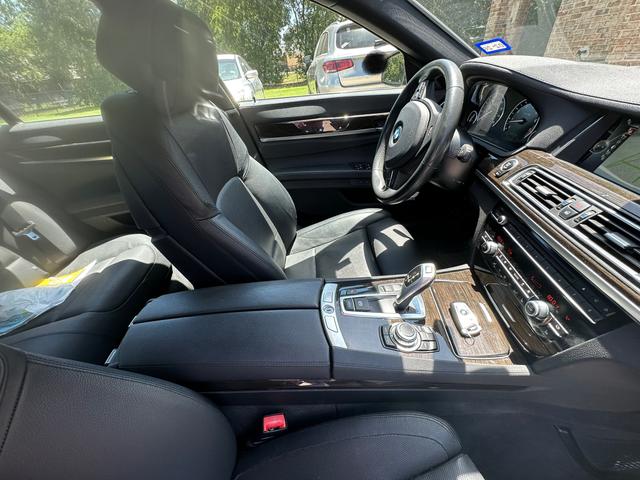 Photo of 2013 White BMW 740