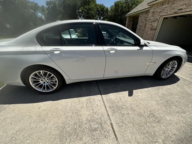 Photo of 2013 White BMW 740