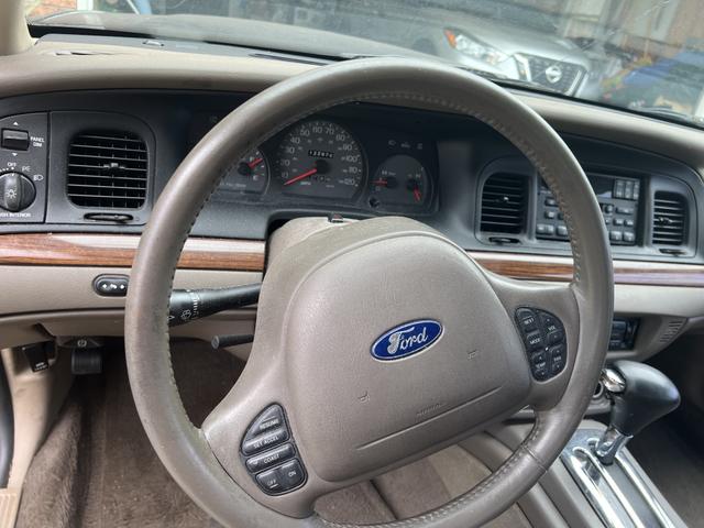Photo of 2002 Green Ford Crown Victoria