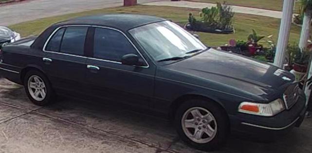 Photo of 2002 Green Ford Crown Victoria