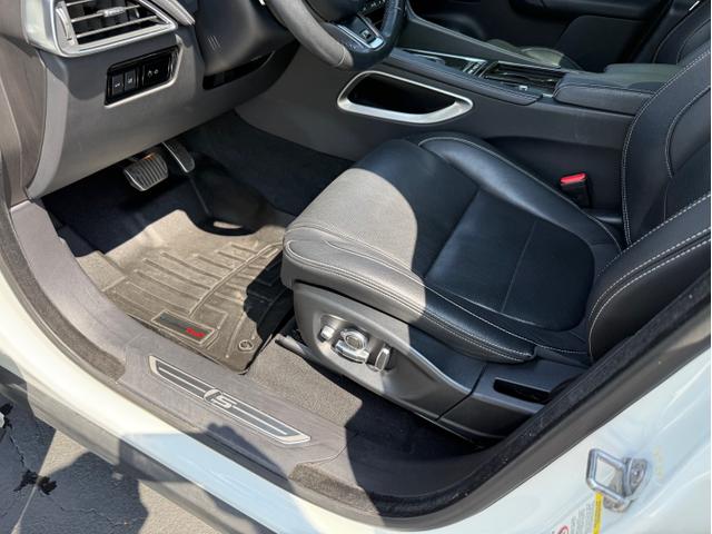 Photo of 2018 White Jaguar F-PACE