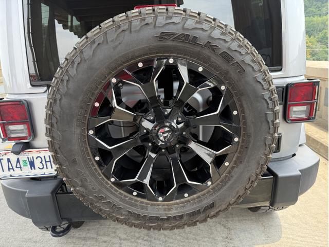 Photo of 2015 Silver Jeep Wrangler Unlimited
