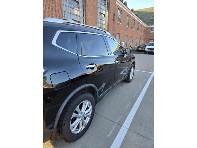Photo of 2016 Black Nissan Rogue