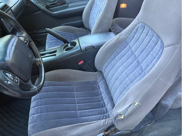 Photo of 2000 White Chevrolet Camaro