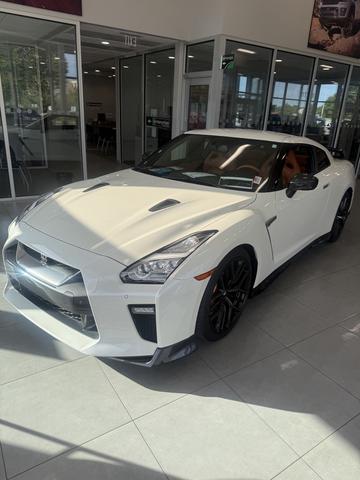 Photo of 2019 White Nissan GT-R