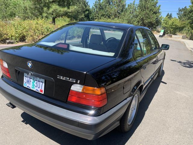 Photo of 1992 Black BMW 325