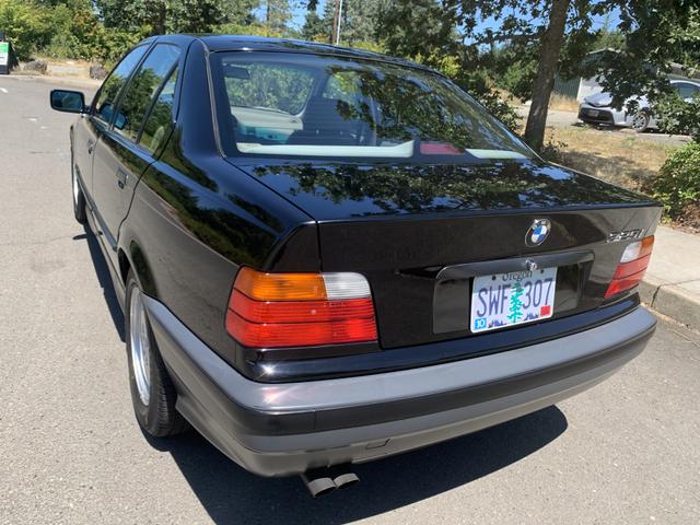 Photo of 1992 Black BMW 325