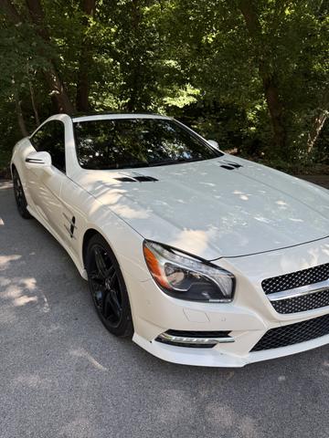 Photo of 2015 White Mercedes-Benz SL-Class