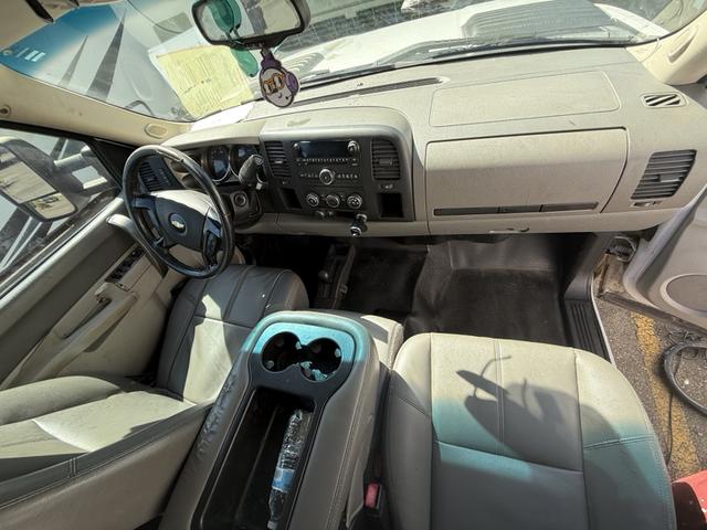 Photo of 2013 White Chevrolet Silverado 2500