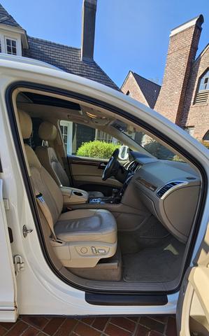 Photo of 2014 White Audi Q7