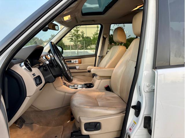 Photo of 2015 White Land Rover LR4