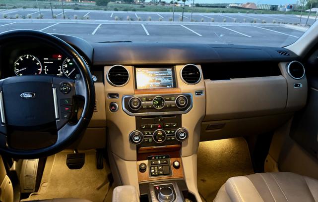 Photo of 2015 White Land Rover LR4