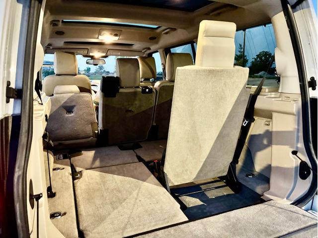 Photo of 2015 White Land Rover LR4