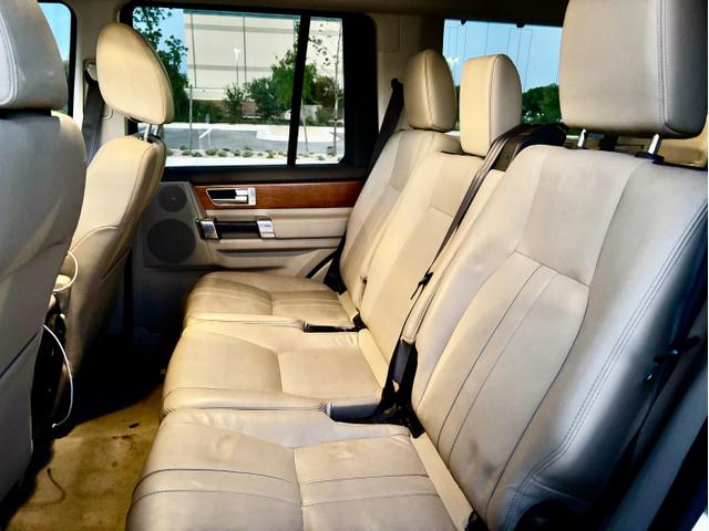 Photo of 2015 White Land Rover LR4