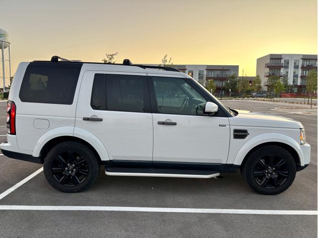 Photo of 2015 White Land Rover LR4