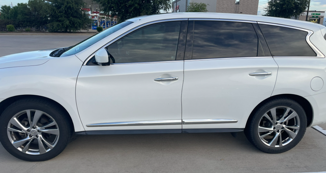 Photo of 2014 White INFINITI QX60