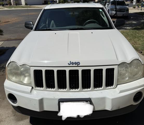 Photo of 2005 White Jeep Grand Cherokee