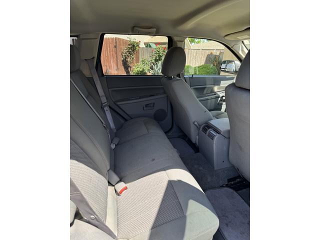 Photo of 2005 White Jeep Grand Cherokee