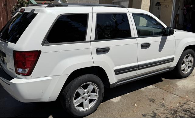 Photo of 2005 White Jeep Grand Cherokee