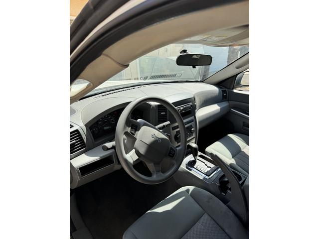 Photo of 2005 White Jeep Grand Cherokee