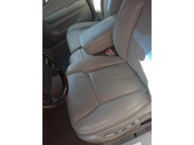 Photo of 2008 White Cadillac DTS