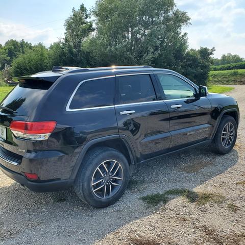 Photo of 2019 Black Jeep Grand Cherokee