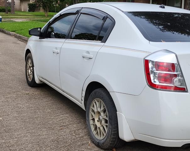Photo of 2008 White Nissan Sentra