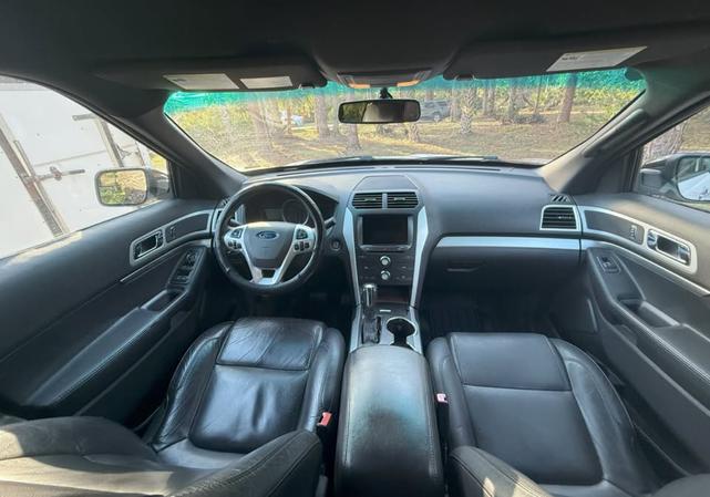 Photo of 2015 White Ford Explorer