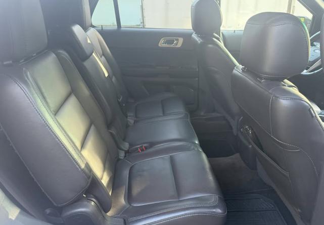 Photo of 2015 White Ford Explorer