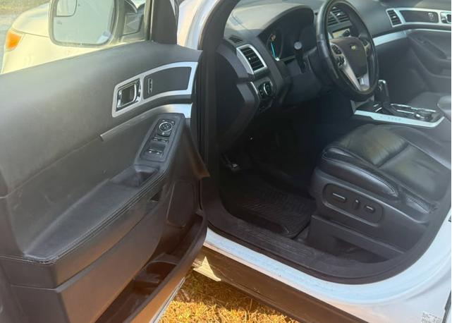 Photo of 2015 White Ford Explorer