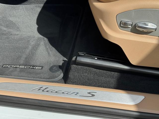 Photo of 2024 White Porsche Macan