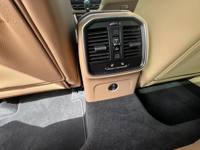 Photo of 2024 White Porsche Macan