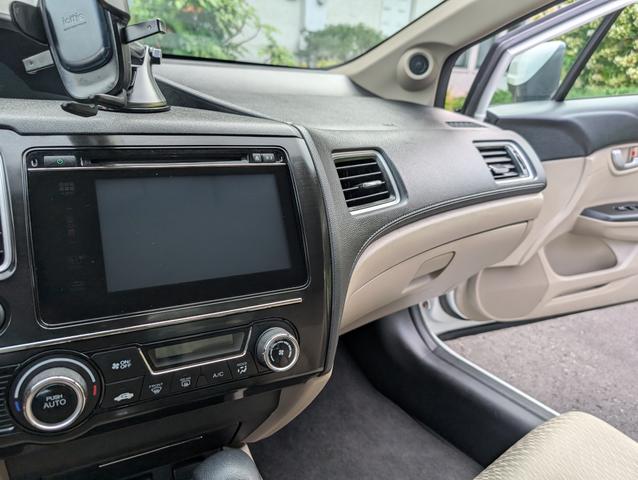 Photo of 2015 White Honda Civic